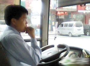 开车碾压女友吃瓜,女友被男友开车碾压，吃瓜群众热议真相