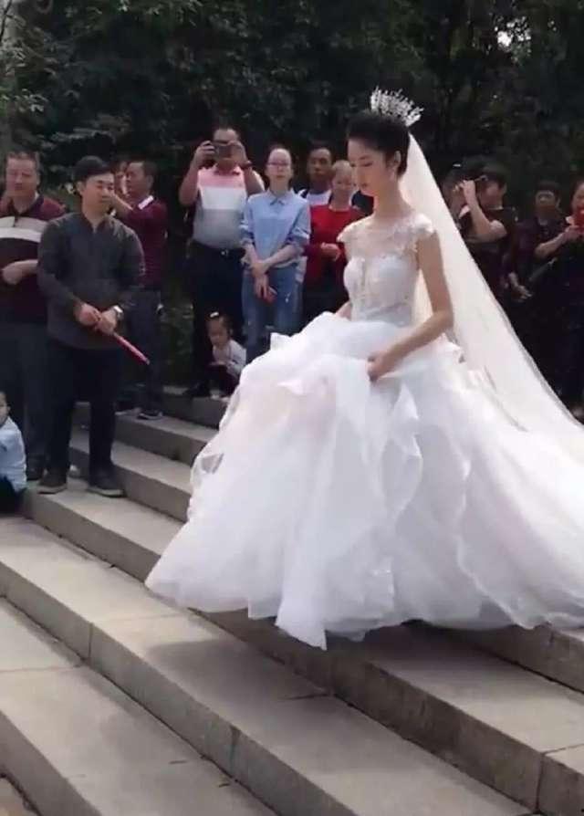 婚纱新娘吃瓜